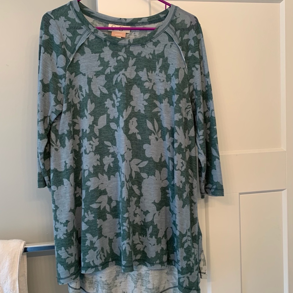 Jessica Simpson Side Access Nursing Top